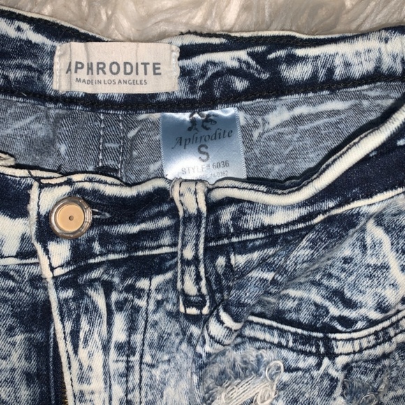 Denim Washed Super High Waist Shorts - Picture 2 of 3